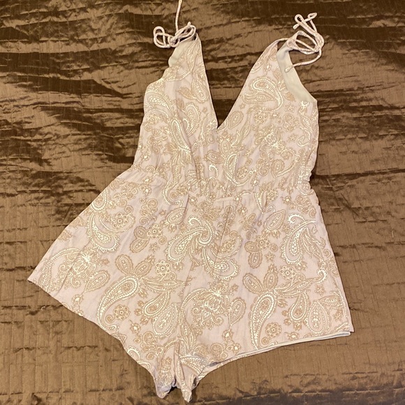 Tobi Stella paisley soft print deep V neck romper - Picture 2 of 5